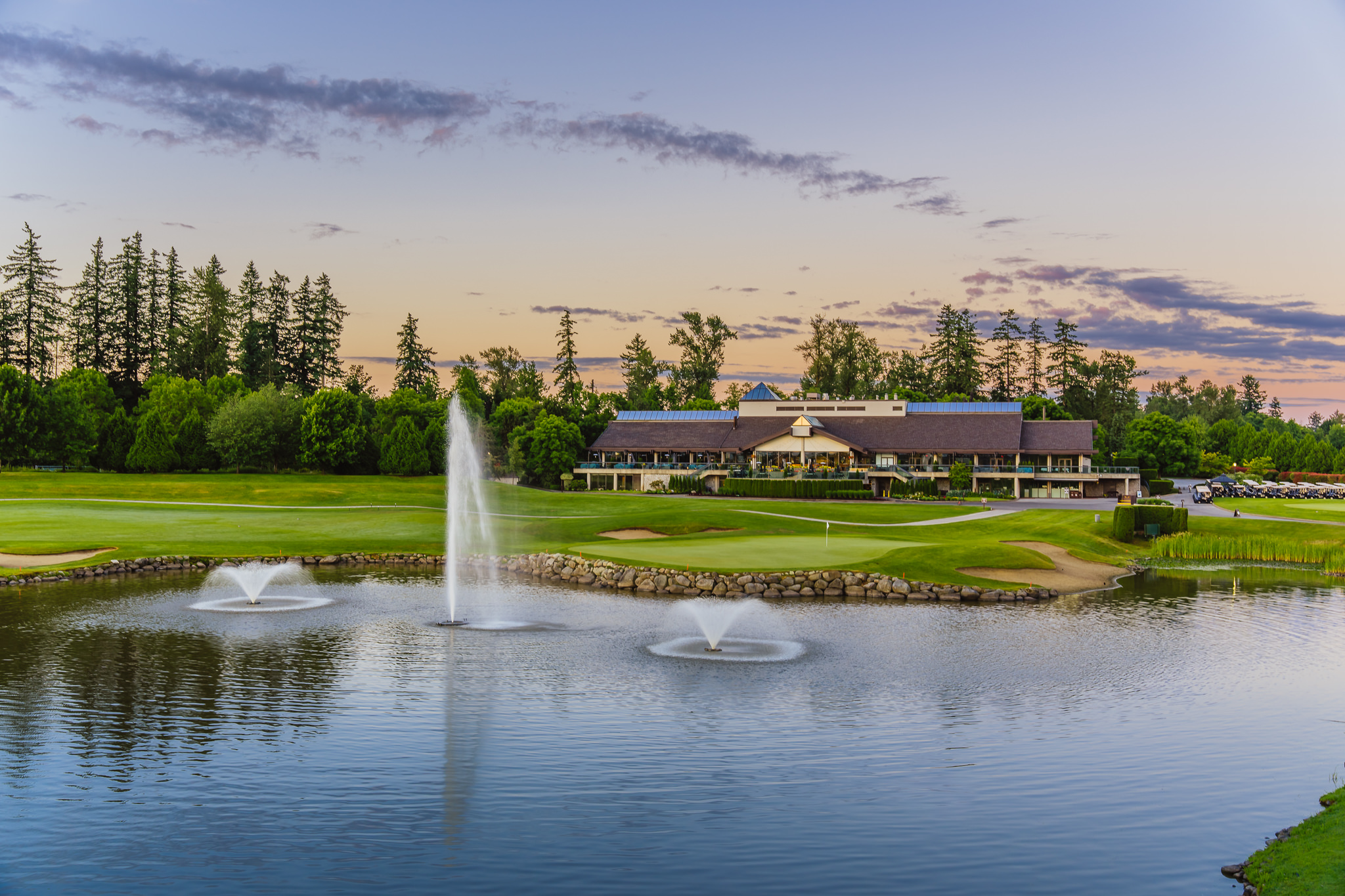 View of Northview Golf's clubhouse with the water fountain in the foreground