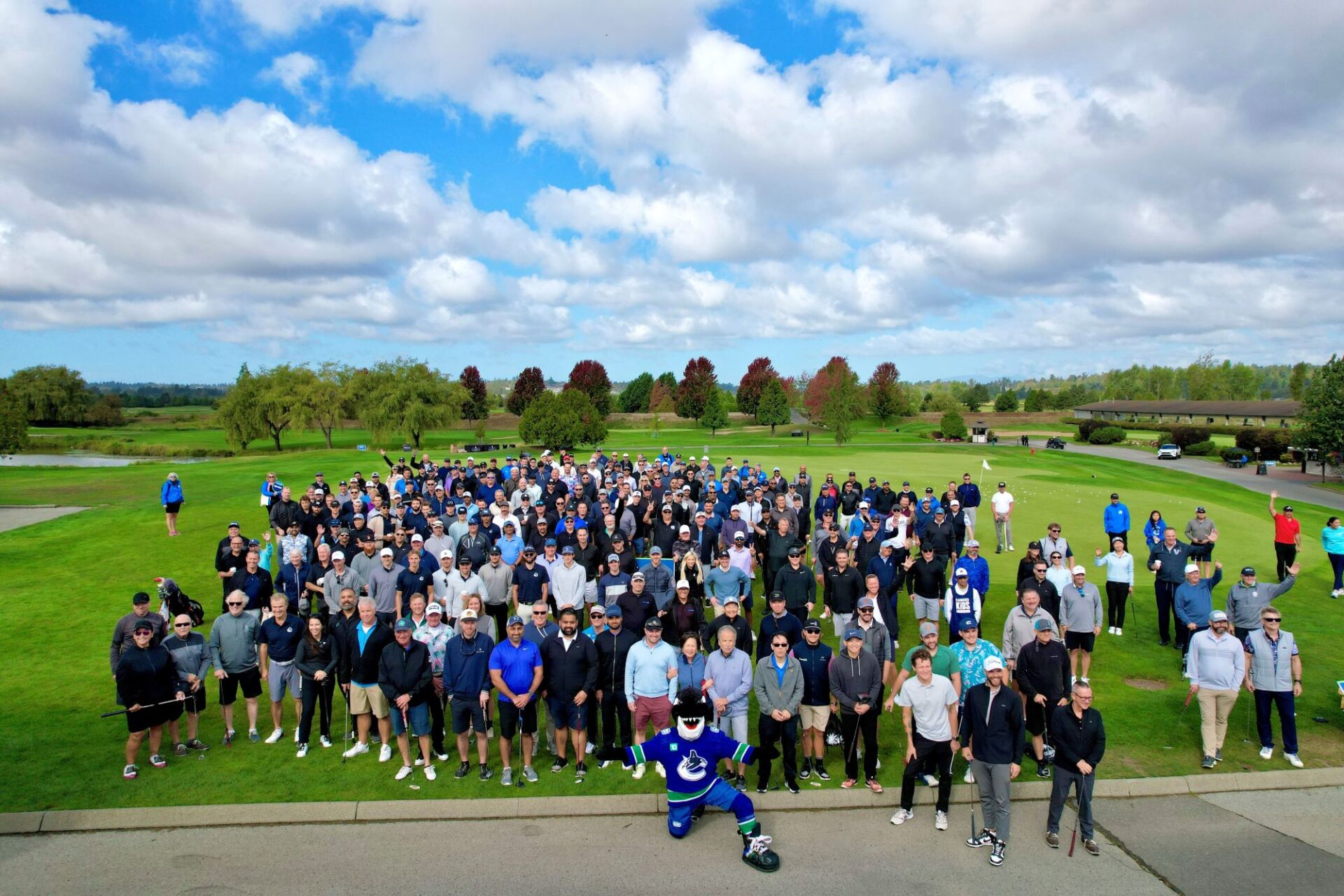 Large group of golfers and staff posing for a photo